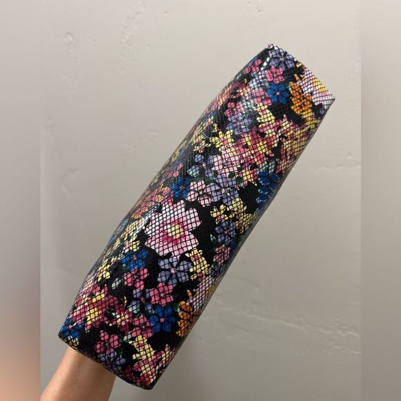 Floral Embossed Genuine Leather Handmade Wooden Frame & Cut-out Handle Bag - Picture 12 of 16